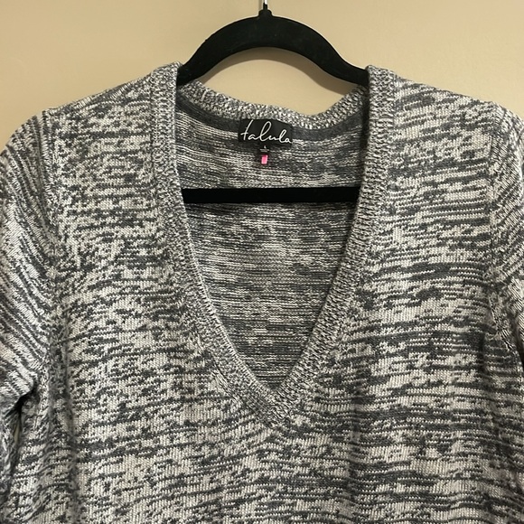 Aritzia Talula knit v neck sweater - Picture 2 of 5